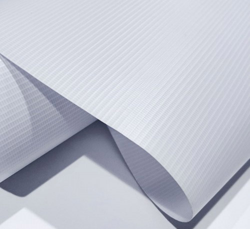 Comment la bannière rétroéclairée enduite atteint-elle à la fois la transmission de la lumière et la résistance à la déchirure pour les auvents de tente ?